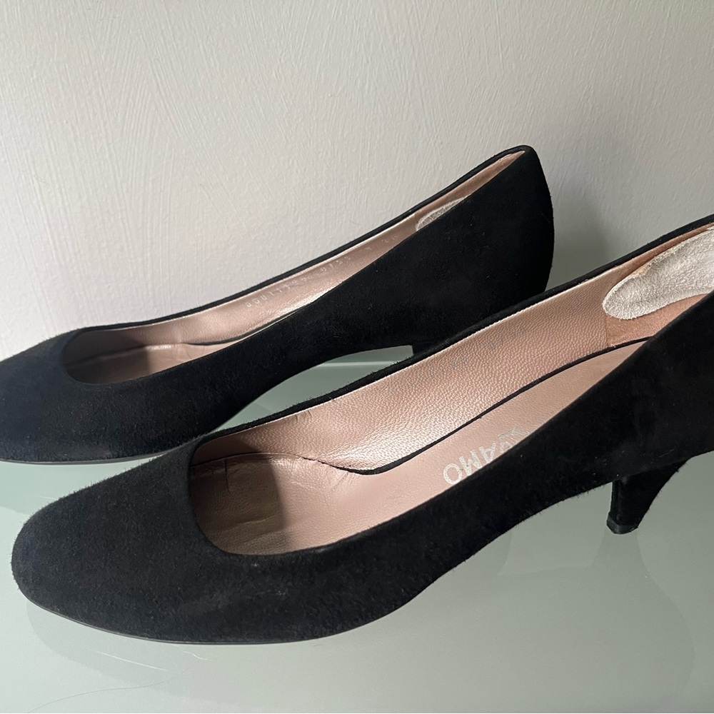 Salvatore Ferragamo Black Heels Classic Elegance - Picture 4 of 7